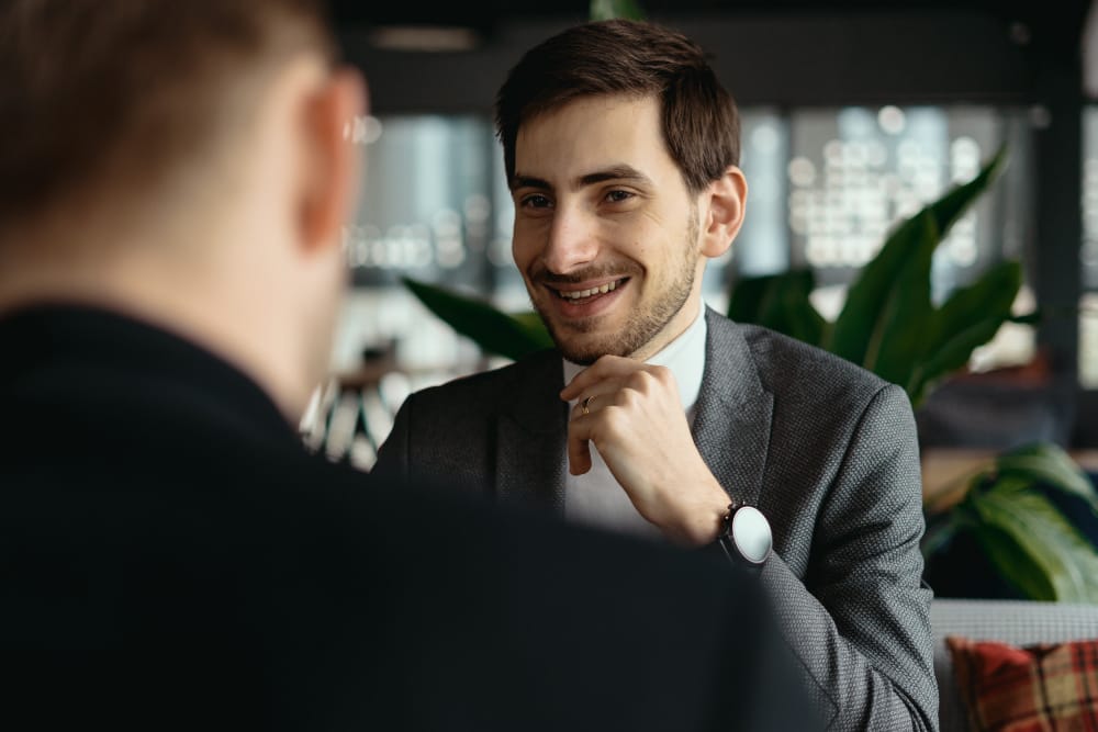 due giovani uomini d affari che discutono qualcosa