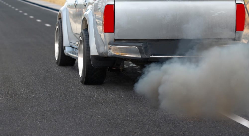 fumo da scarico di auto