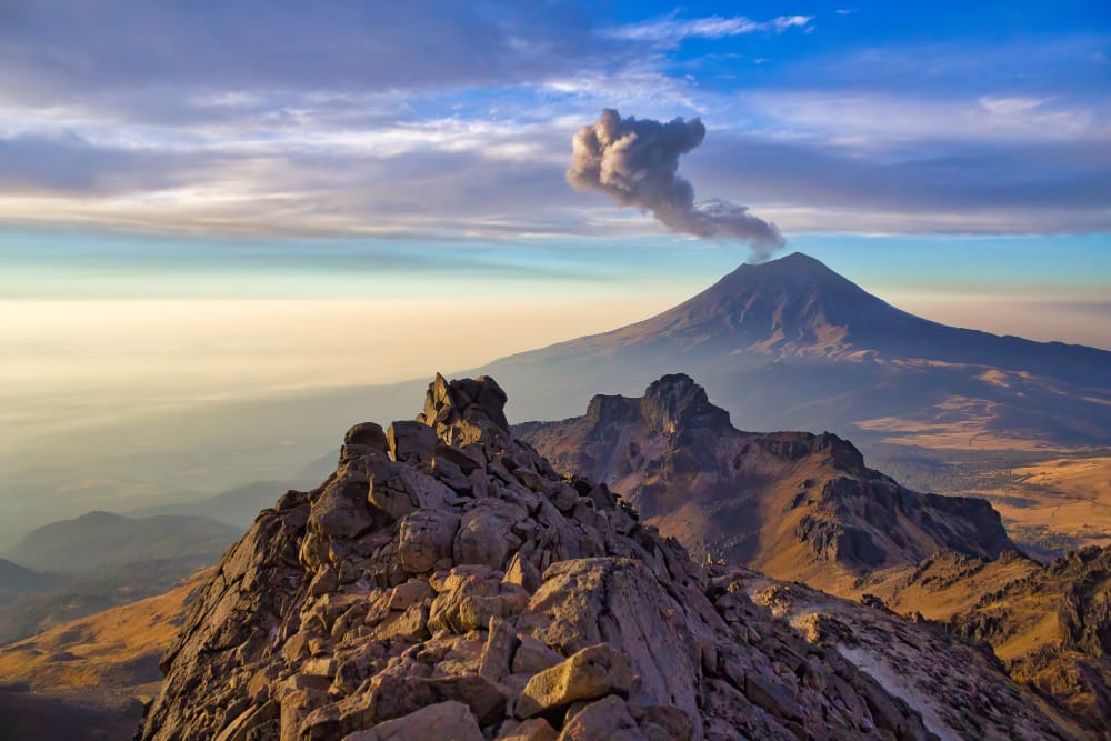 il vulcano popocatepetl visto dalla cima del vulcano iztaccihuatl