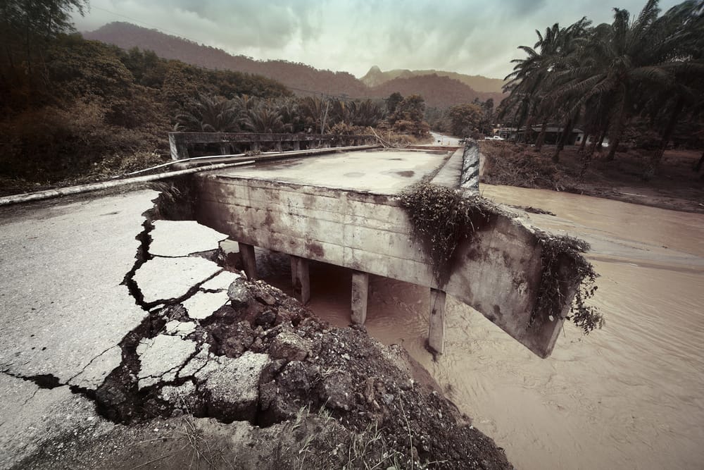 ponte distrutto da piena fiume