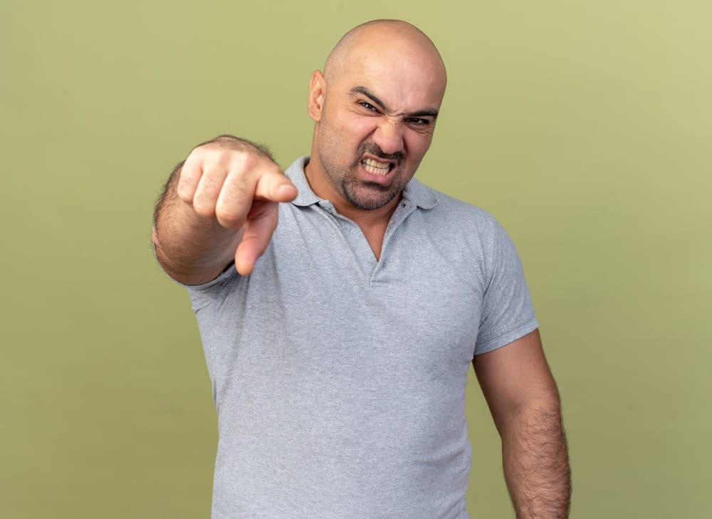 uomo di mezza eta aggressivo