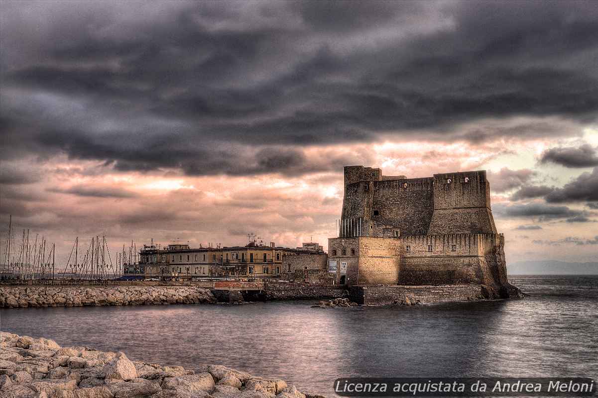 Previsione meteo Napoli: nubi sparse e vento, seguiti da schiarite e pioggia intermittente