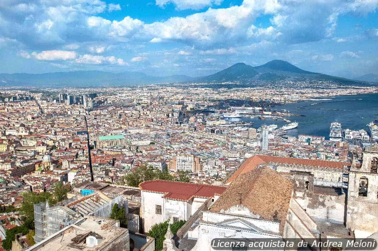 Meteo Napoli: domani tra nuvole e pioggia, vento in arrivo