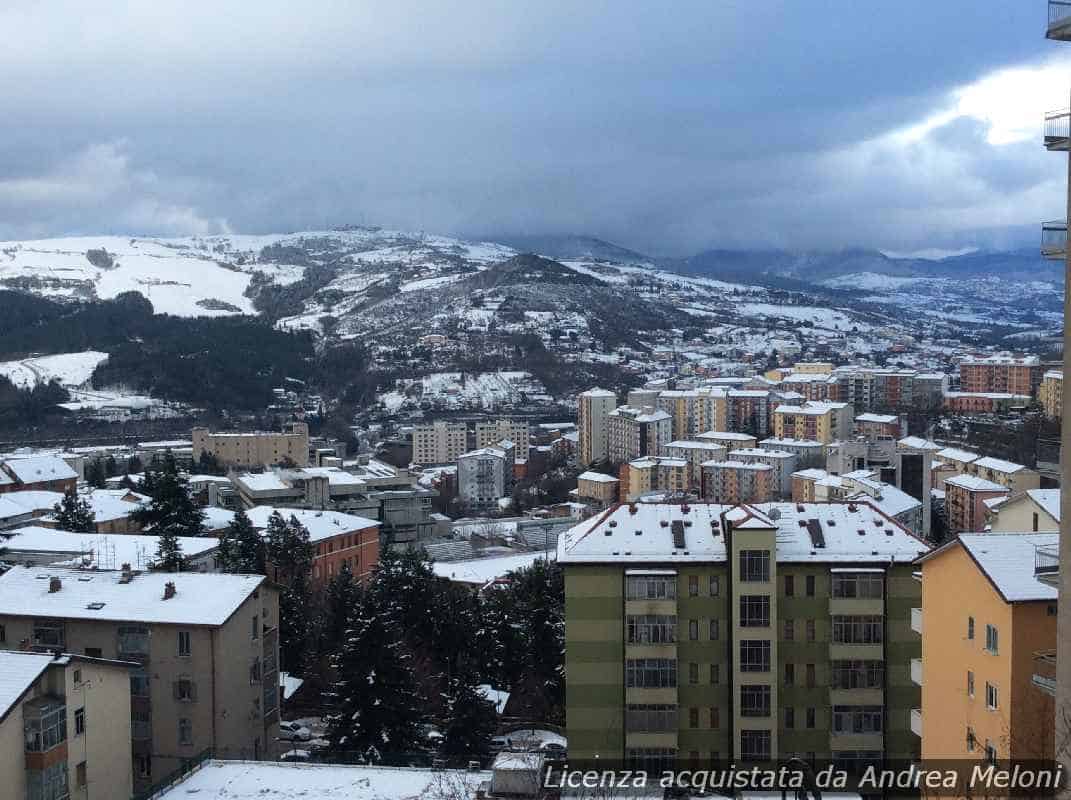 Meteo Potenza: Domani nuvoloso con rovesci e vento, seguiti da nubi sparse e raffiche intense