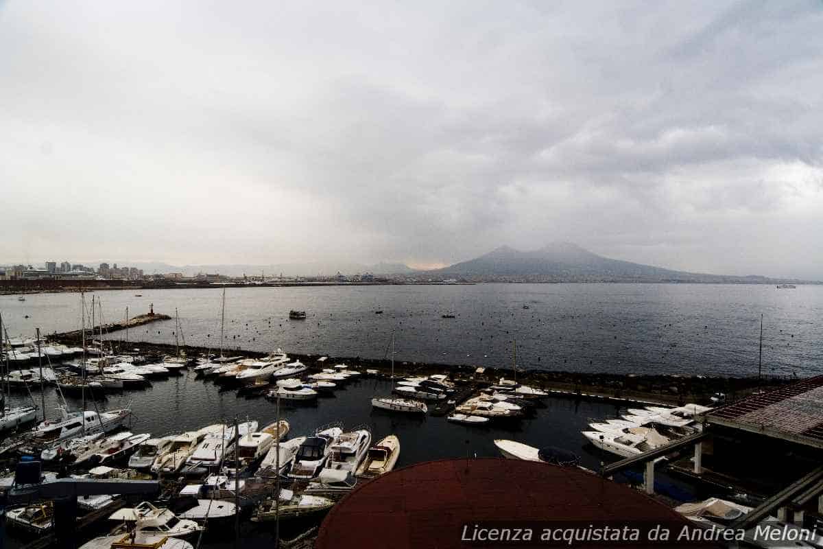 Meteo Napoli: domani schiarite, seguono rovesci e vento