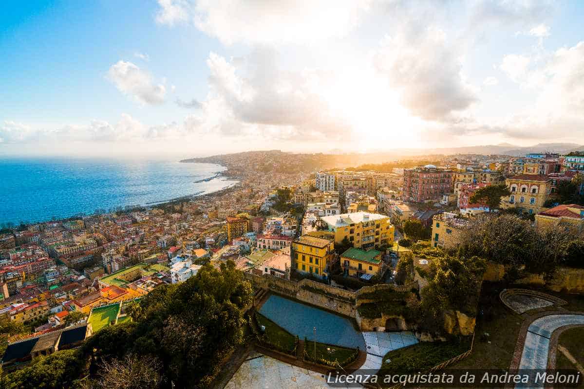 Meteo Napoli: domani tra nuvole e piovaschi, vento in arrivo