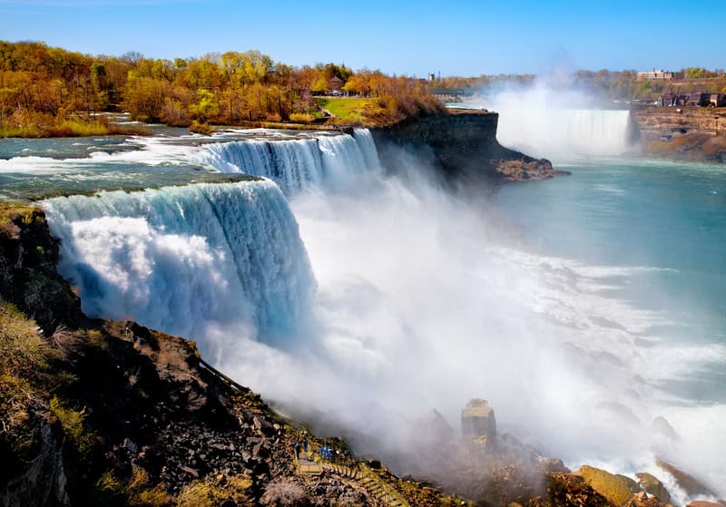 Eclissi solare totale in Canada attira un milione di persone alle Cascate del Niagara