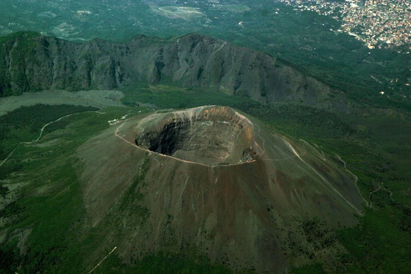 L’ira di Vulcano: scenari e impatti delle eruzioni del Vesuvio nell’Era Moderna