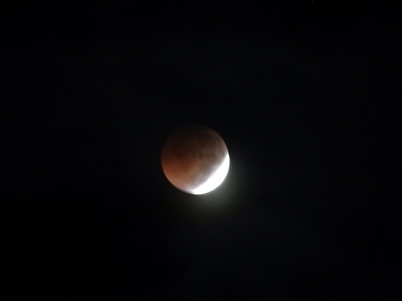 Eclissi lunare debole prima dell’eclissi solare totale di aprile