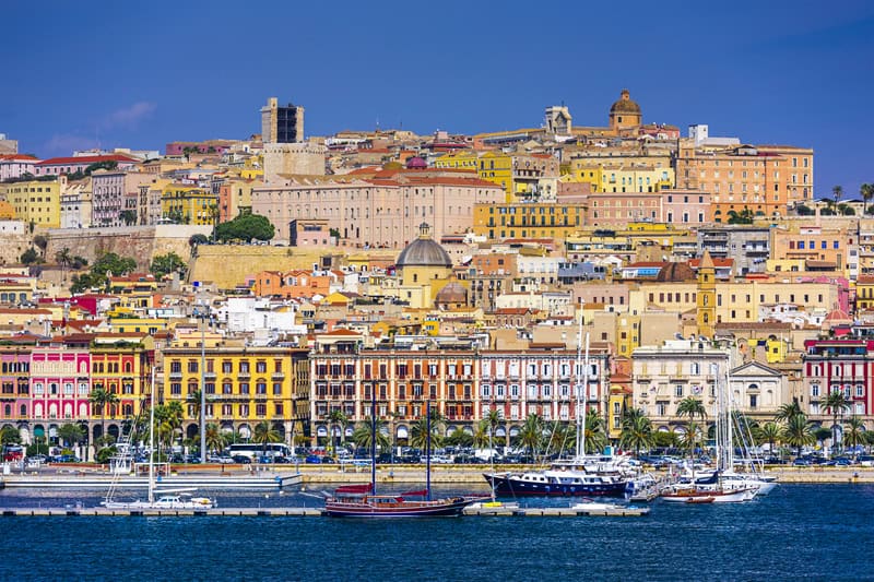 Cagliari, fulcro del Mediterraneo: esplorazione bi-giornaliera tra patrimonio storico e litorali incantevoli