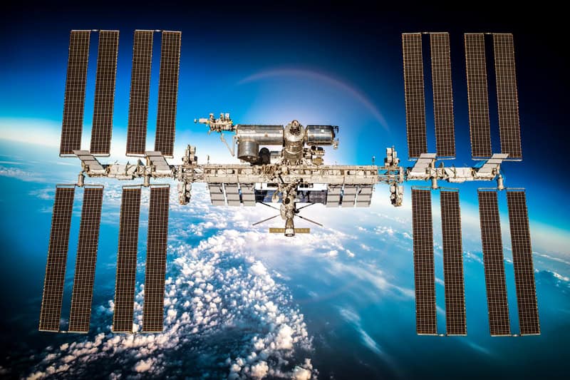 Lancio del razzo russo porta astronauta, cosmonauta e assistente di volo alla ISS dopo un problema
