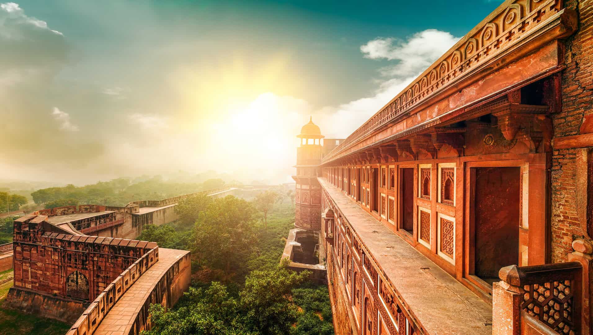 Agra, India: uno straordinario patrimonio culturale circondato dalla natura tropicale