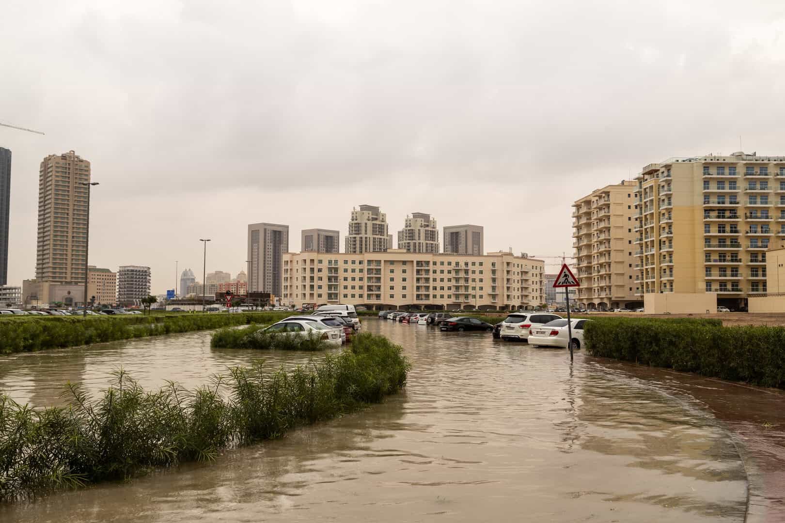 Alluvione a Dubai: ordine di restare a casa dopo due anni di pioggia in un giorno