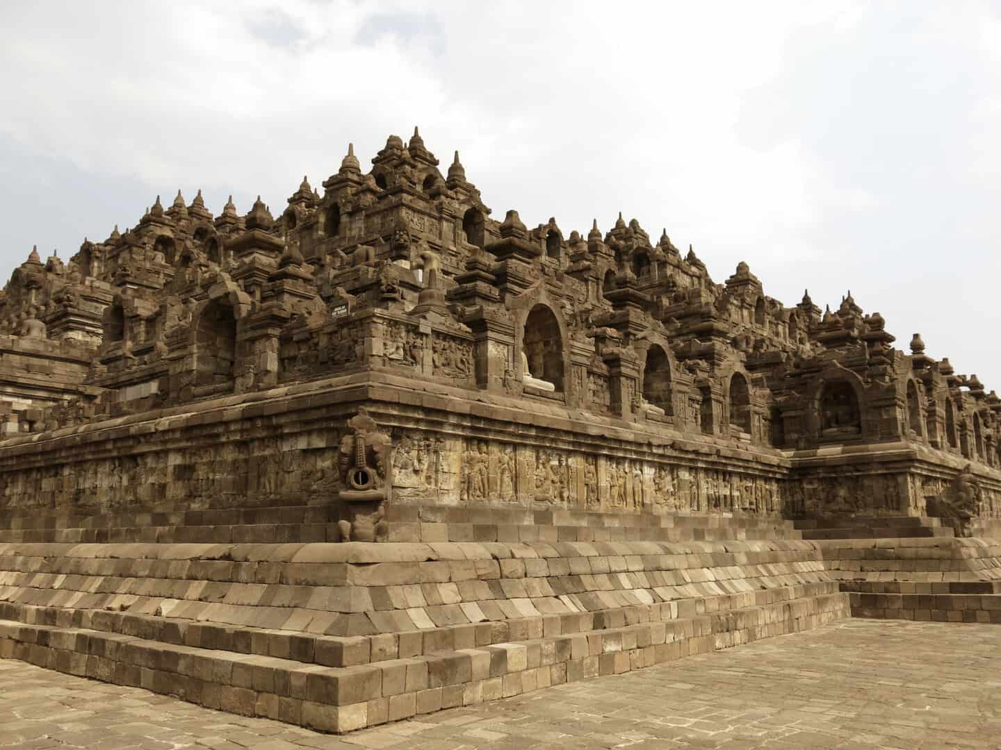 Borobudur, Indonesia: storia e meraviglie del più grande monumento buddista al mondo