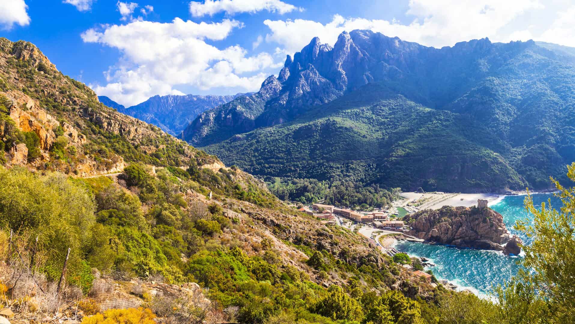 La Corsica: una⁣ montagna che si immerge nell’azzurro del mare