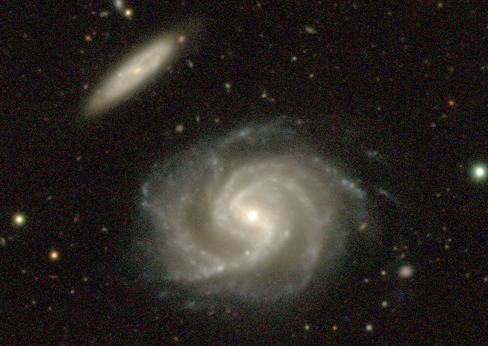 Una stella singola supera una galassia massiccia nella danza cosmica della luce