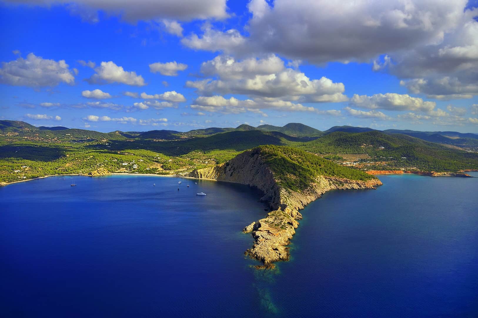 Ibiza, Spagna: meraviglie naturali di giorno, divertimento la notte