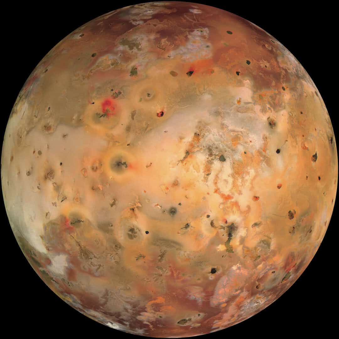 Montagne e laghi di lava su Io, la luna di Giove