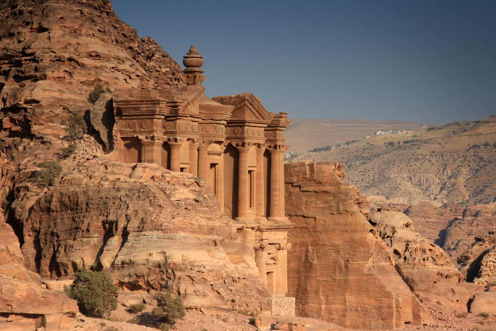 Petra: affascinante meraviglia archeologica nel cuore della Giordania