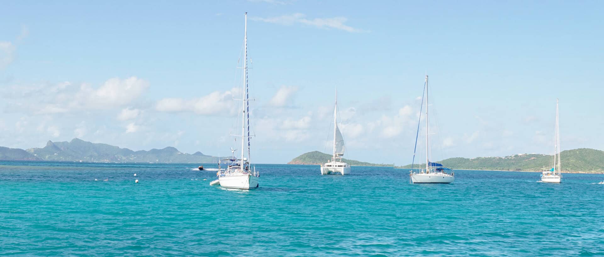A barca a vela nel mare cristallino di Saint Vincent e le Grenadines: un’esperienza da favola