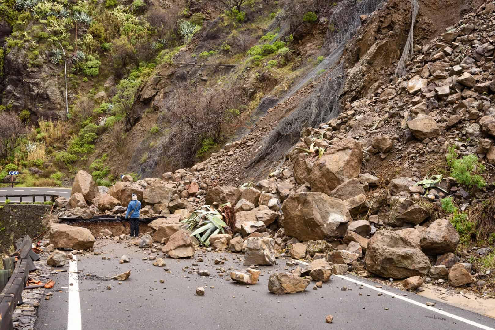 Maltempo in Friuli causa frana su autostrada, tre auto coinvolte e tratto chiuso