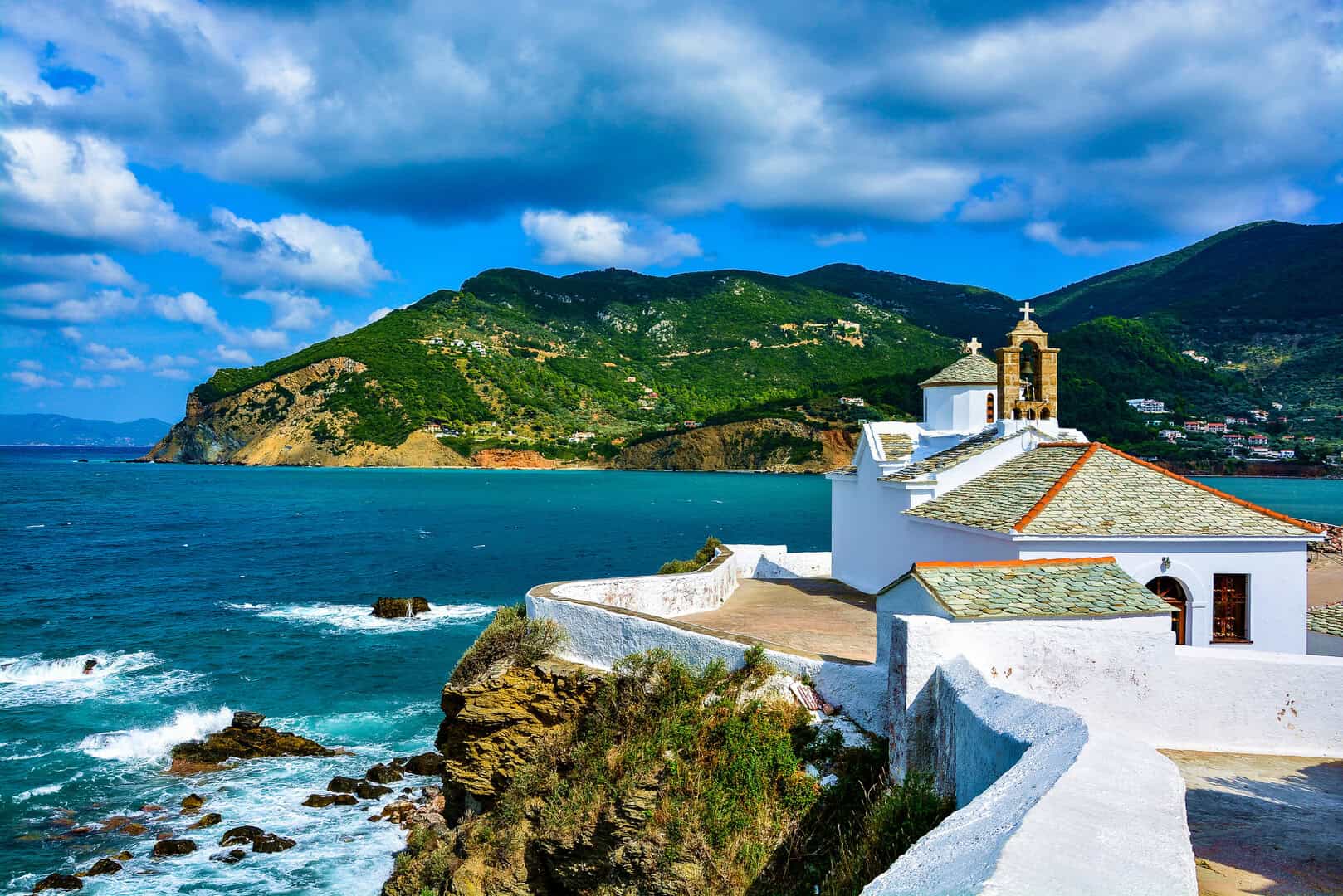 Skopelos: un paradiso greco immerso tra rigogliose pinete e un mare cristalino