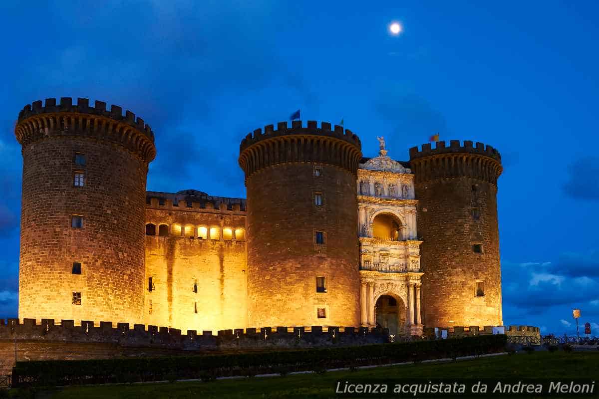 Previsione meteo Napoli: oggi nuvoloso e ventoso, rovesci sparsi in arrivo