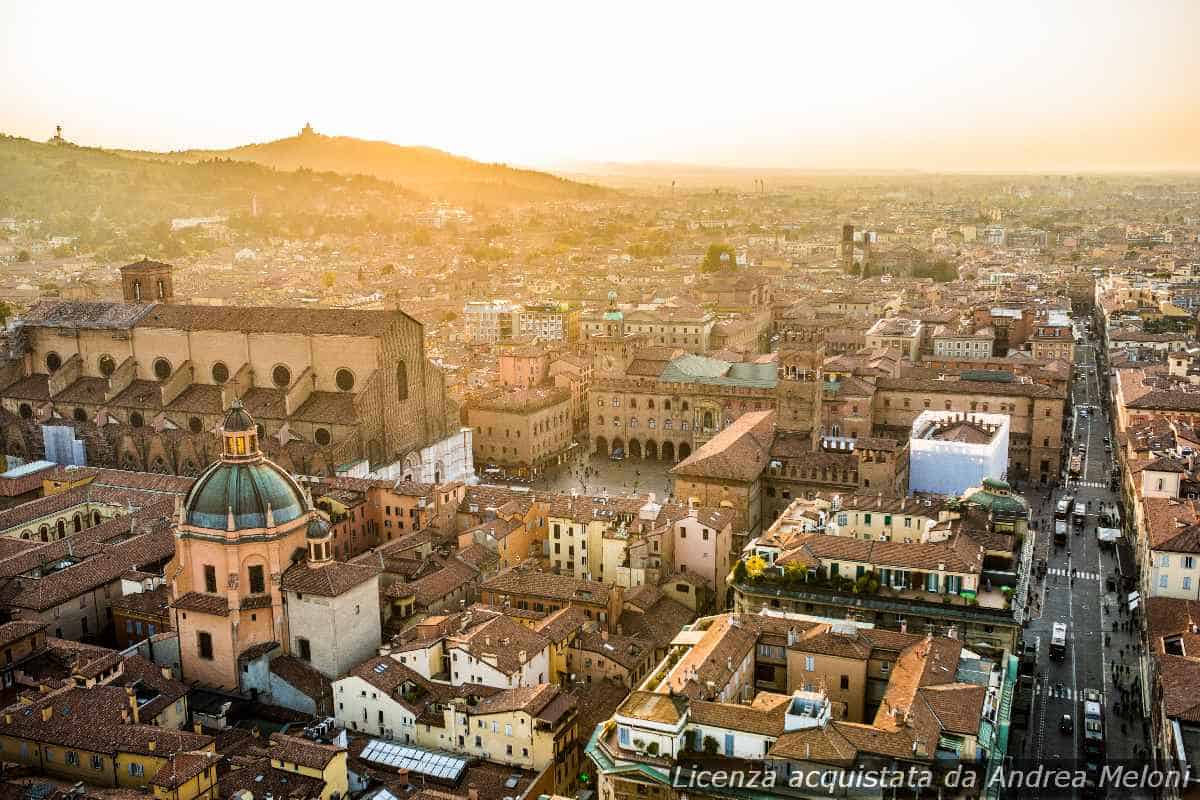 Previsione meteo Bologna: oggi nubi sparse e piovaschi, domani schiarite