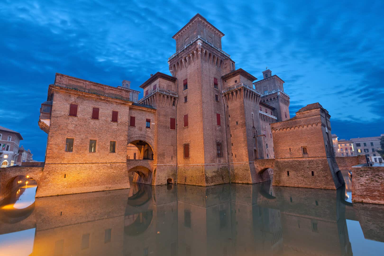 ferrara castello estense sera