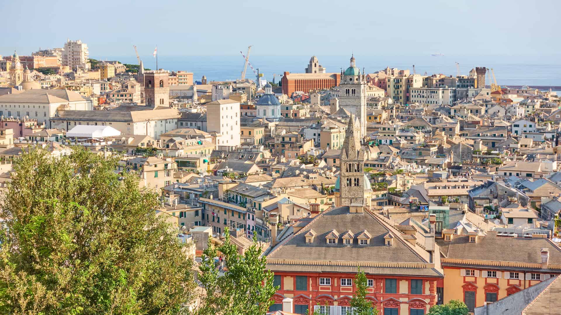 Vacanza a Genova: tra minuscoli caruggi e monumentali palazzi stretti tra mare e monti
