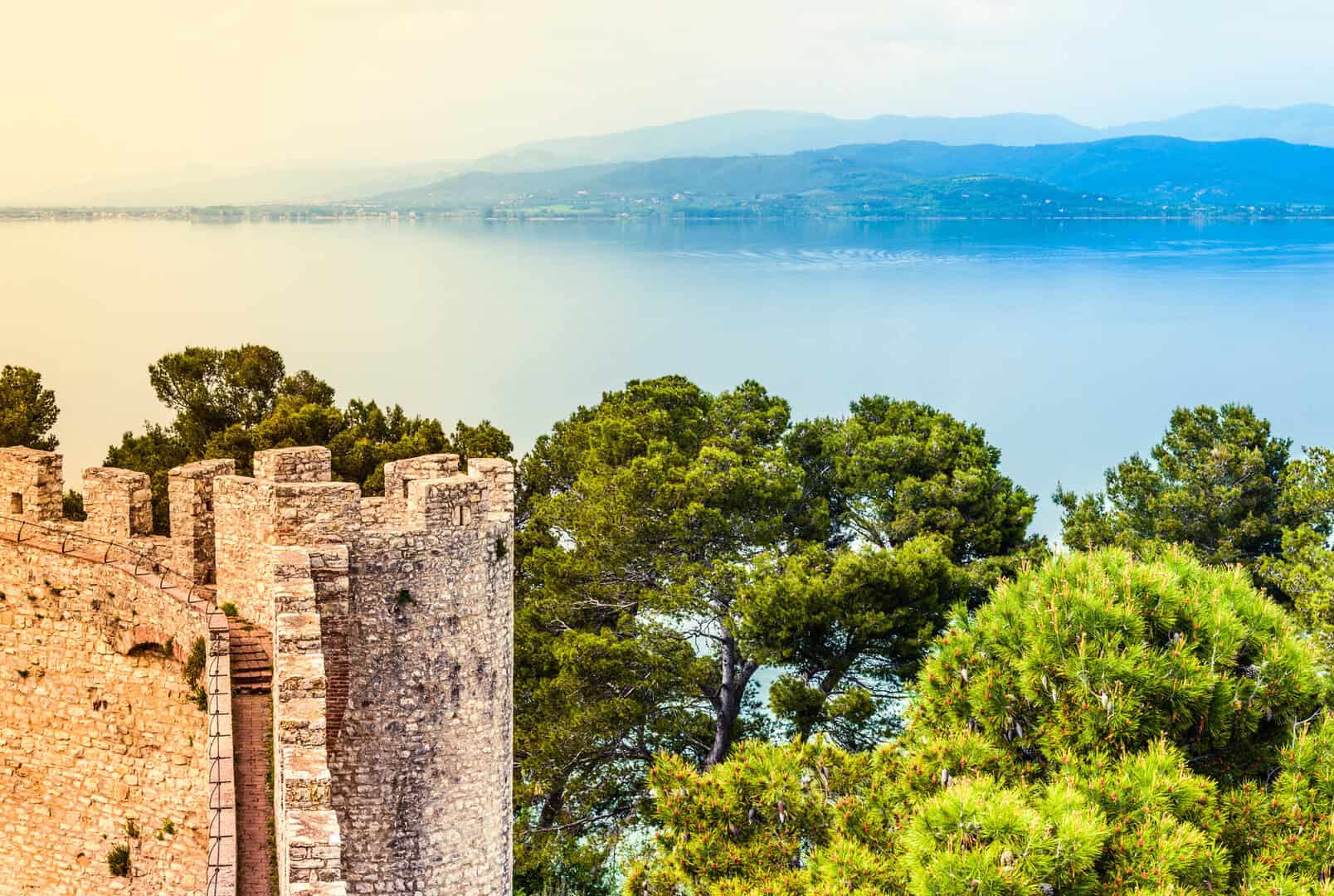 Turismo in Umbria: tra le dolci verdi colline che circondano il Lago Trasimeno