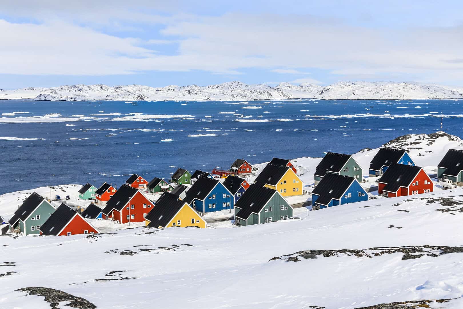 Viaggio in Groenlandia: alla scoperta di Nuuk, tra il bianco dei ghiacciai e l’azzurro del mare