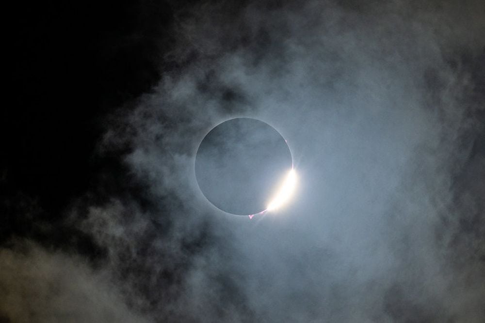 Incredibili ‘fiamme’ rosa sul sole osservate durante l’ultima eclissi