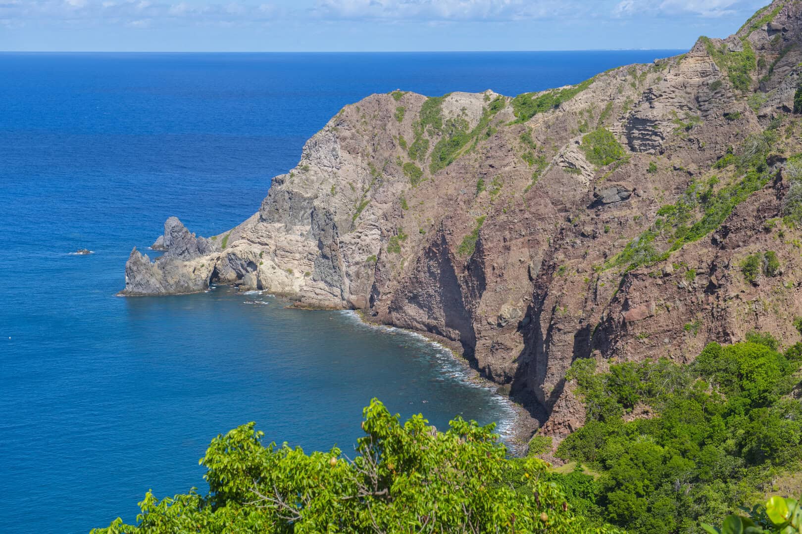 Viaggio nei Caraibi meno noti: le meravigliose scogliere di Saba, l’isola verticale