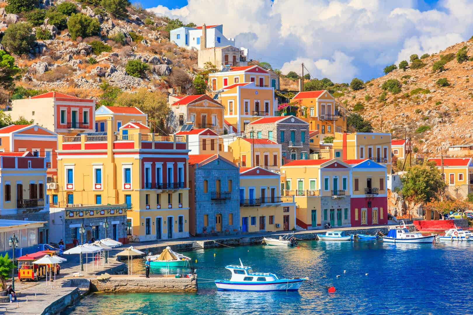Vacanza a Symi: nella splendida isola greca tra i colori delle pittoresche abitazioni