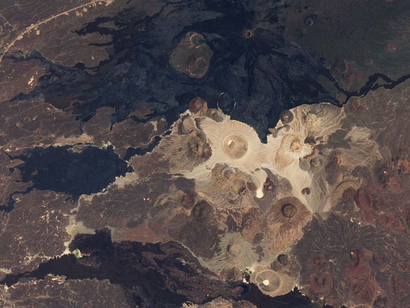 vulcani arabia saudita bianco nero