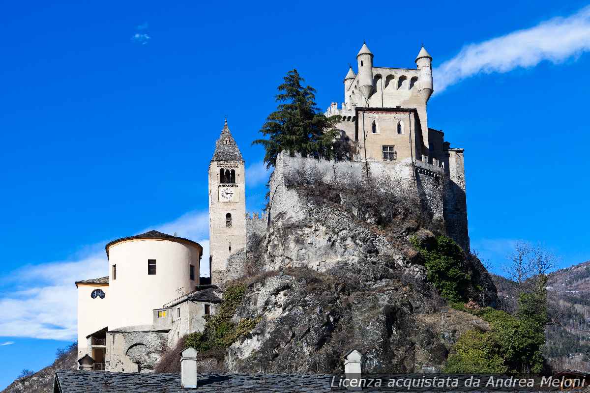 Meteo Aosta: Nubi Sparse Seguite da Nuvolosità e Piovaschi Imminenti