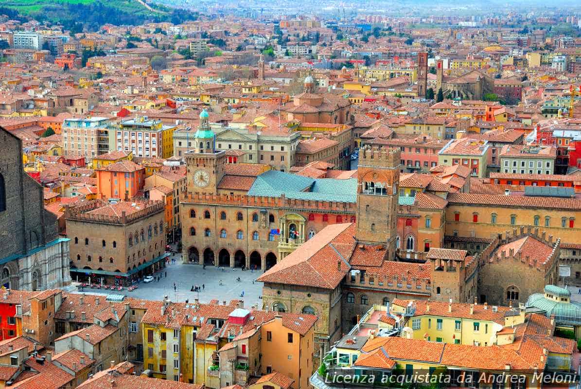 Previsione Meteo Bologna: Poco Nuvoloso e Ventoso, Piovaschi Imminenti