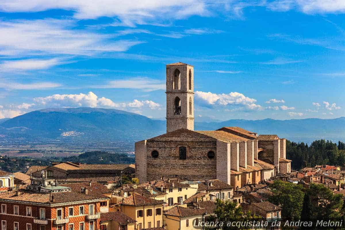 Previsione meteo Perugia: Nubi sparse e vento, seguiti da nuvolosità e rovesci intermittenti