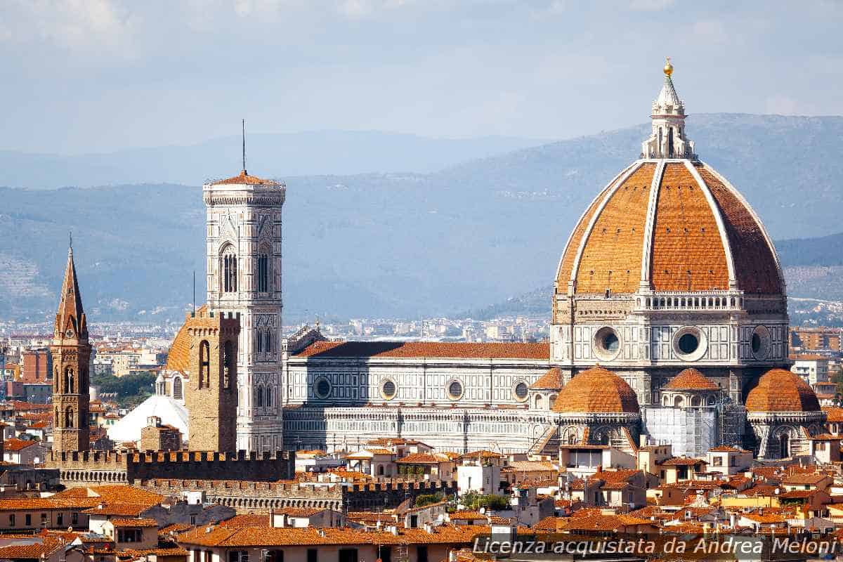 Meteo Firenze: Nubi Sparse e Vento, Seguono Piogge Sparse