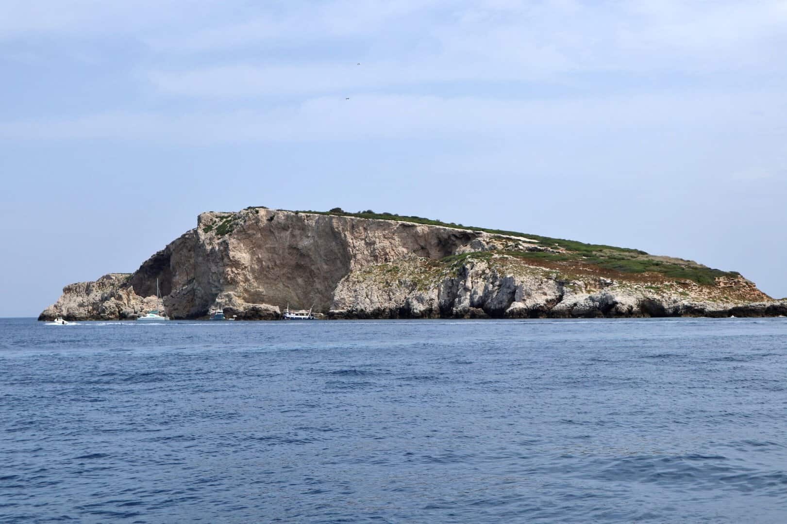 Turismo a Capraia: esplorazione dell’isola selvaggia e incontaminata nel mar Tirreno