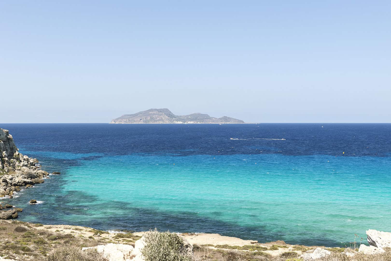 Viaggio in Sicilia. Esplorazione delle meraviglie naturali di Cala Rossa