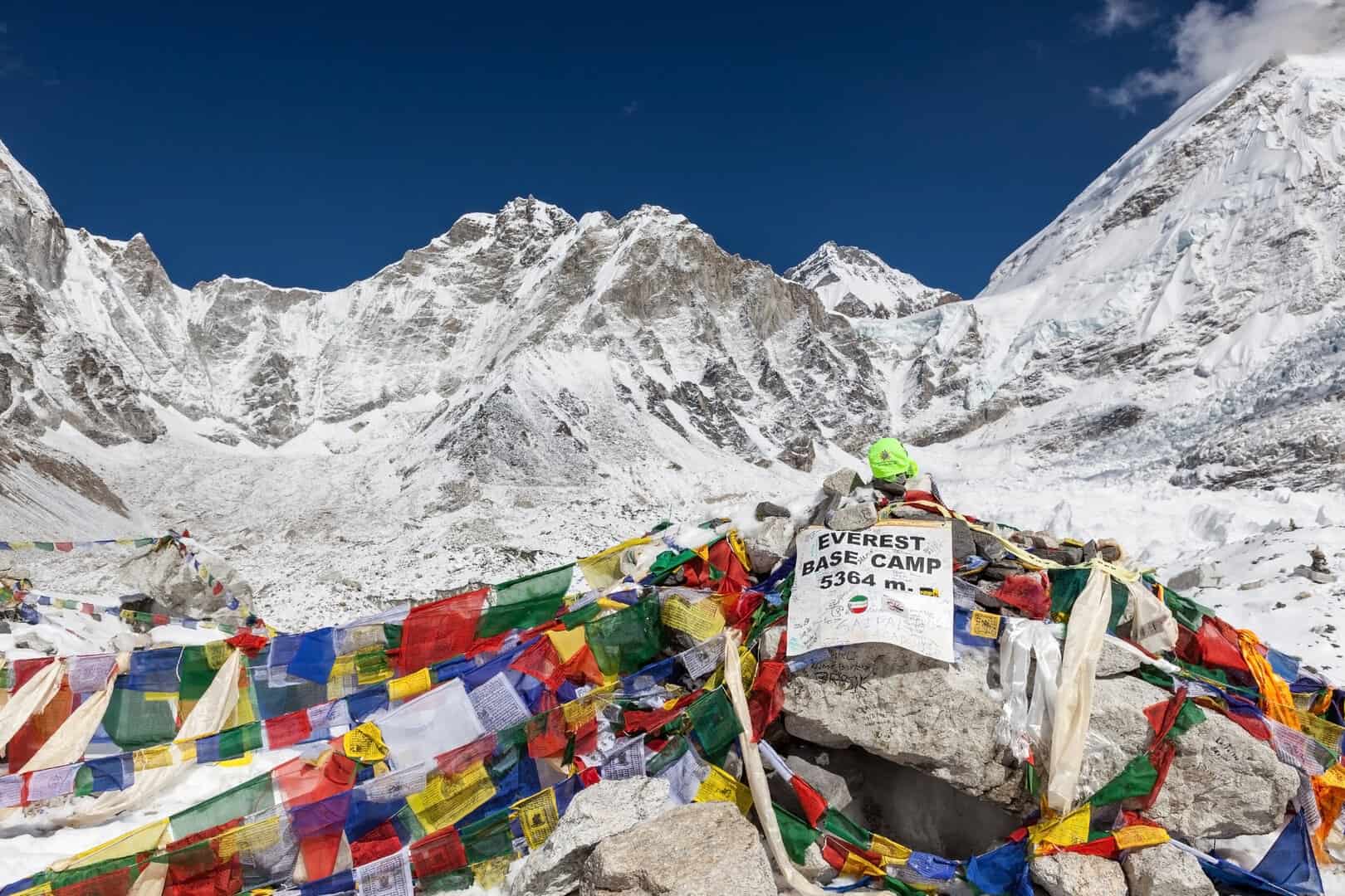 I cambiamenti climatici rivelano i corpi degli alpinisti scomparsi sull’Everest: le pericolose missioni di recupero
