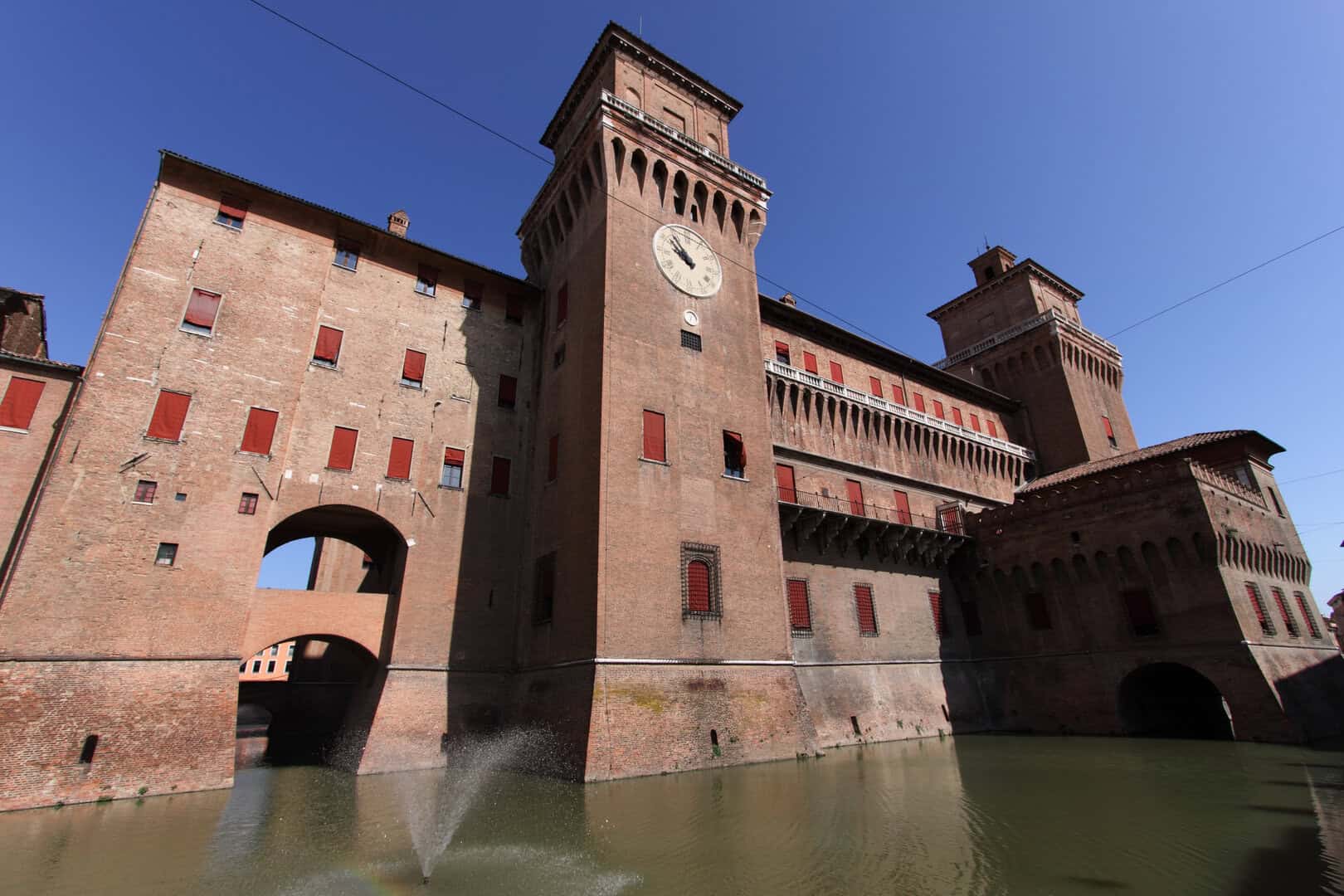 ferrara castello estense acqua