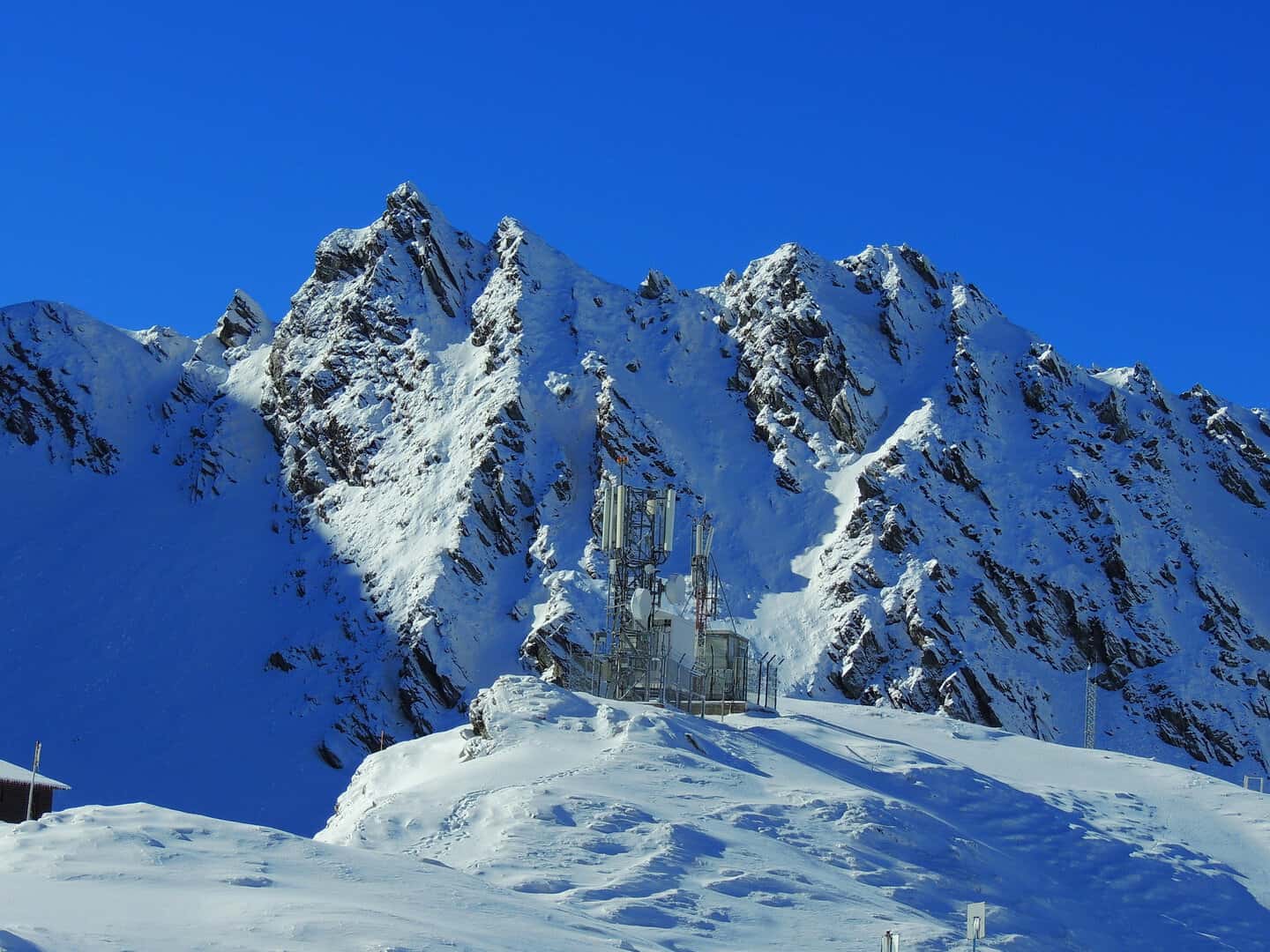Perché fa più freddo in montagna se l’aria calda sale? La spiegazione di un apparente paradosso