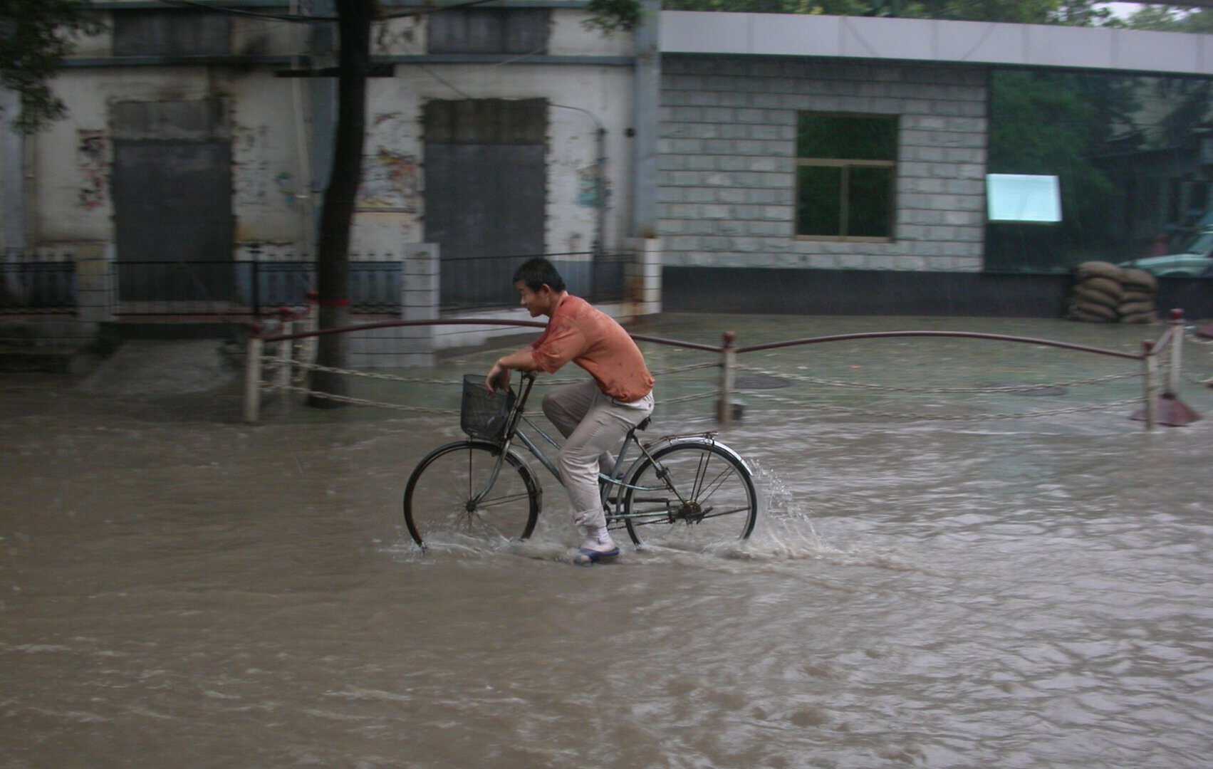 L’estate degli eventi meteo estremi: alluvioni catastrofiche sconvolgono la Cina dopo lungo periodo di siccità