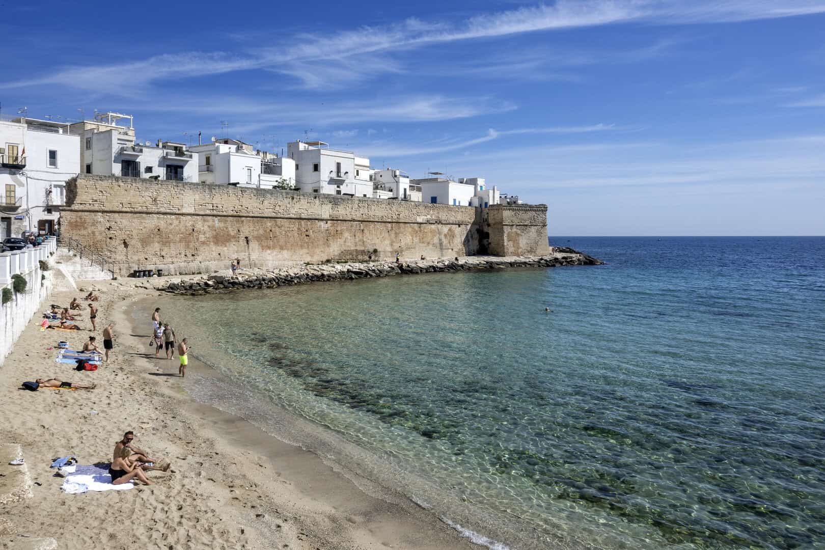 Viaggio a Monopoli. Scopri spiagge da sogno e tesori storici a basso costo