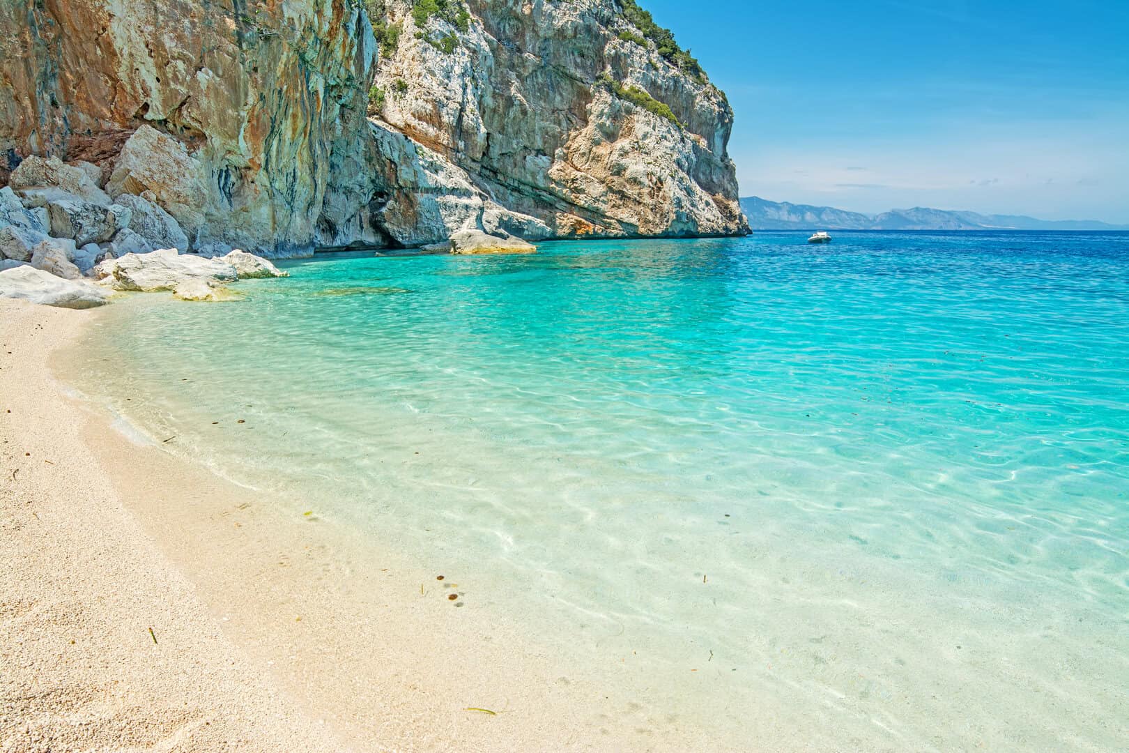 Viaggio in Sardegna. Scoperta delle incantevoli calette di Cala Mariolu