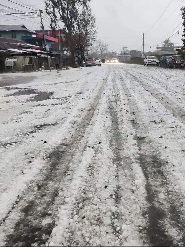 Meteo Piemonte, grandine grossa sulle strade. Intervengono ruspe e spazzaneve