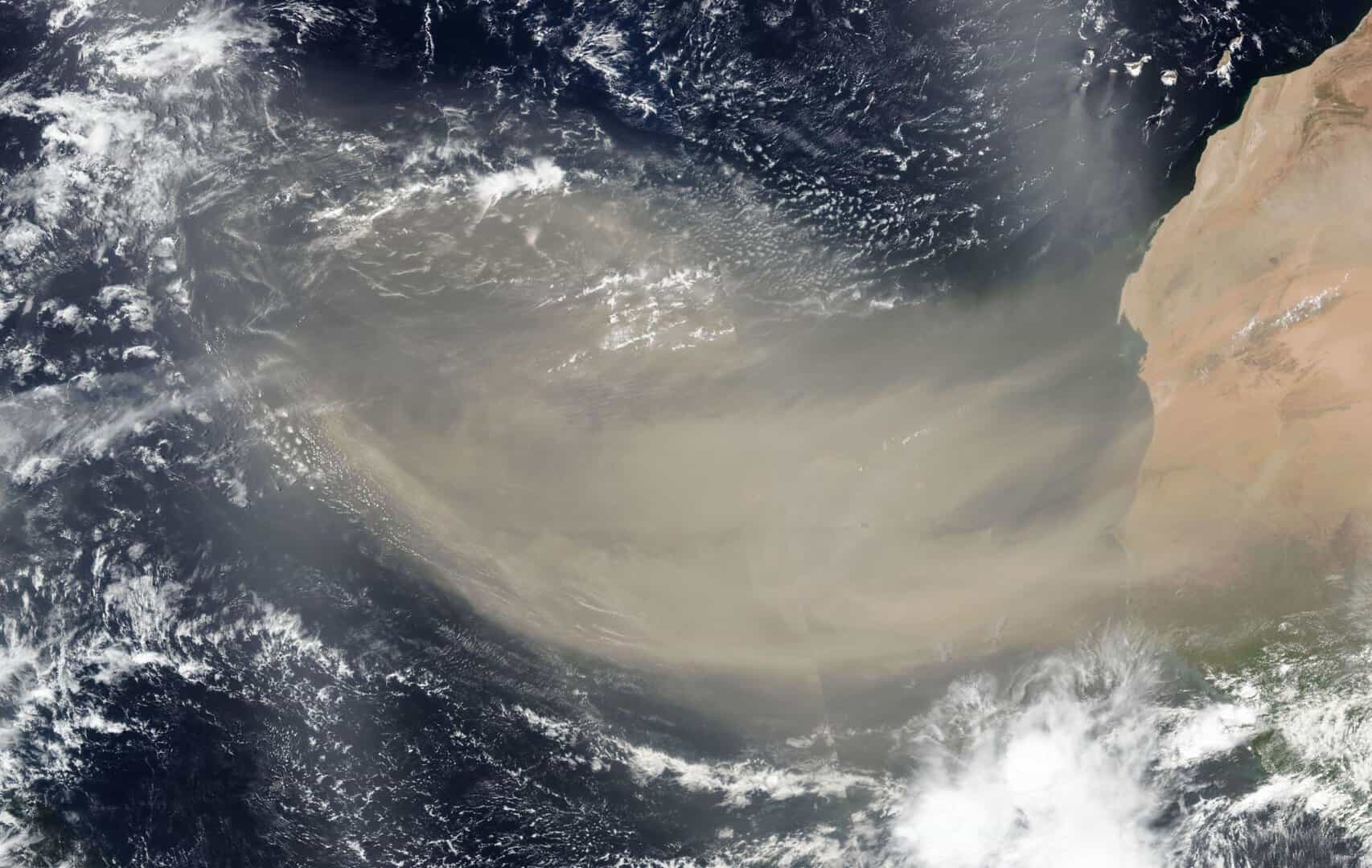 sabbia sahara sopra atlantico stagione uragani
